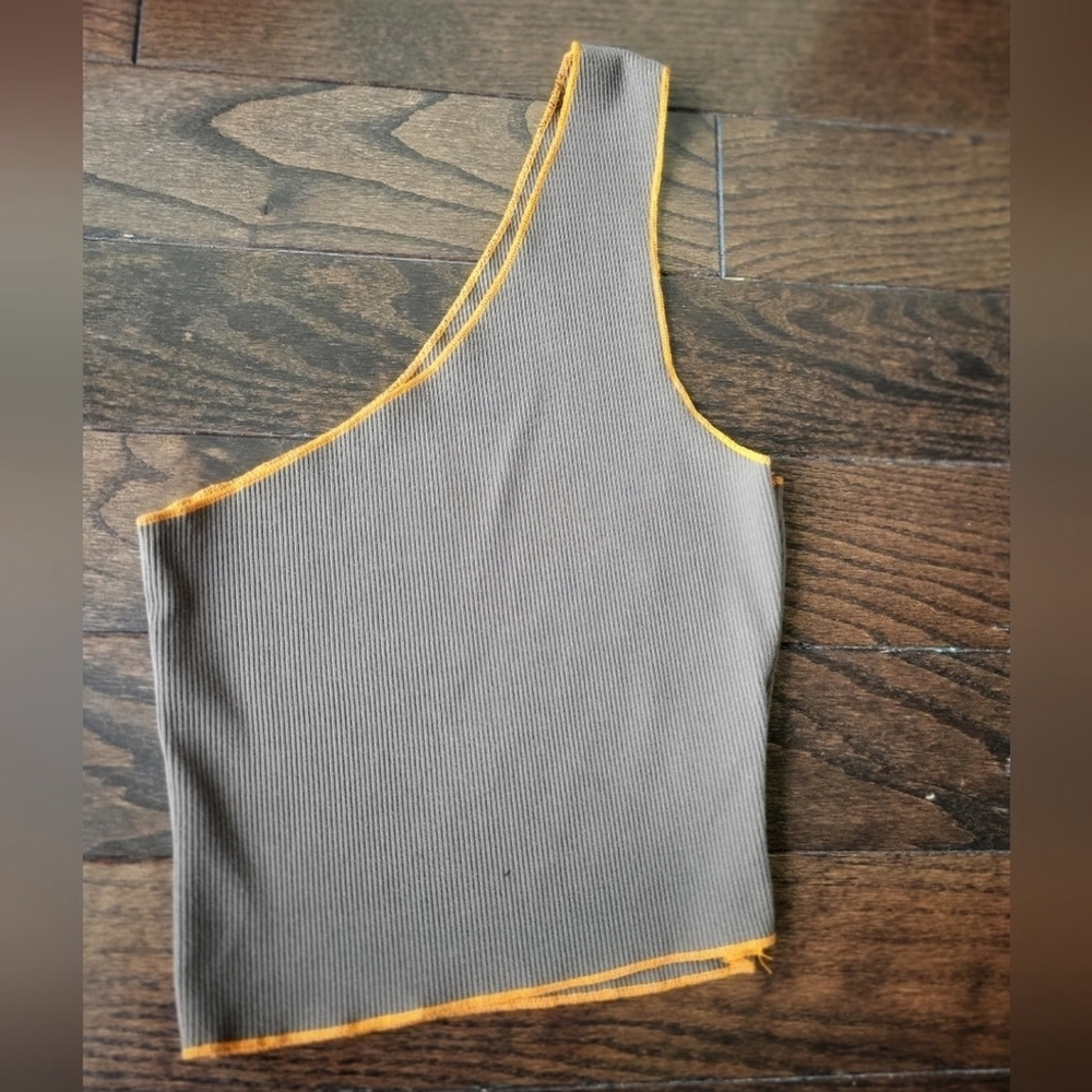 Asymmetrical One-Shoulder Ribbed Crop Top - Picture 2 of 4